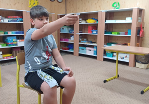 Zajęcia emocjonalno - społeczne : zabawa "Jaki to przedmiot?" Uczeń bez użycia słów pokazuje telewizor.