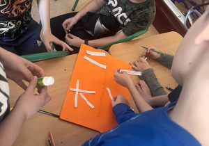 Uczniowie koła ekologiczno-przyrodniczego pracują w grupach, ustalają zalety i wady odnawialnych i nieodnawialnych źródeł energii