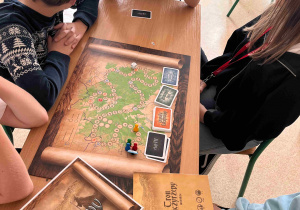 Rozgrywki gry planszowej „Tron Liczyrzepy”, podczas której uczniowie poznawali tajemnice Parku Narodowego Gór Stołowych.