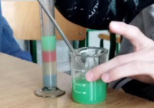 Uczniowie klas 7 wykonują badanie gęstości.