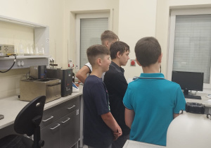 Uczniowie klas 7 na zajęciach w laboratorium Uniwersytetu Łódzkiego.