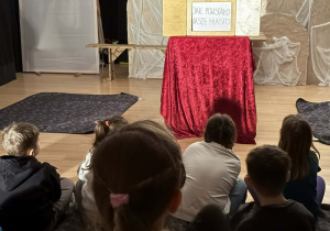 Uczniowie słuchają historii j naszego miasta.