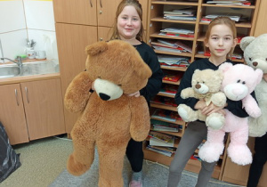 Uczniowie ze swoimi misiami.