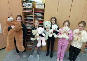 Uczniowie ze swoimi misiami.
