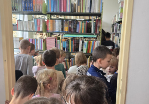 Dzieci odwiedziły szkolną bibliotekę.