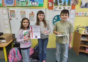 Uczniowie biorący udział w konkursie prezentują dyplomy