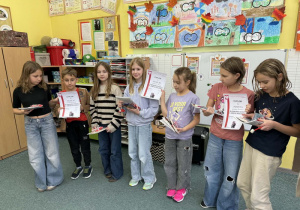 Uczniowie biorący udział w konkursie prezentują dyplomy
