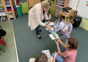 Uczestnicy konkursu otrzymują dyplomy oraz nagrody za udział w konkursie z rąk Pani Lidii Fisiak