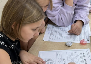 Reprezentanci klas trzecich podczas rozwiązywania testu wiedzy o Józefie Piłsudskim.
