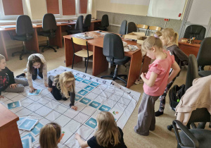 Uczniowie klasy pierwszej na kole ekodera