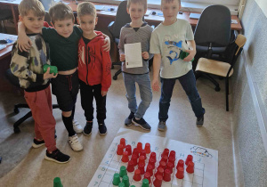 Uczniowie klasy pierwszej na kole ekodera