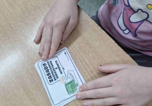 Uczeń klasy pierwszej podczas zajęć na kole ekodera