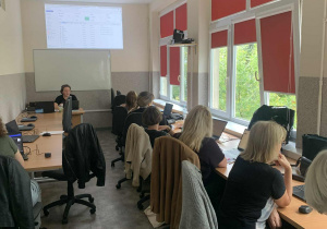 Grupa nauczycieli na Szkoleniu TIK w wyremontowanej pracowni.