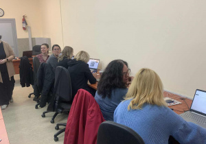 Nauczyciele uczestniczą warsztatach z wykorzystaniem komputerów zakupionych w ramach projektu.