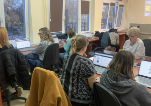Nauczyciele uczestniczą warsztatach z wykorzystaniem komputerów zakupionych w ramach projektu.
