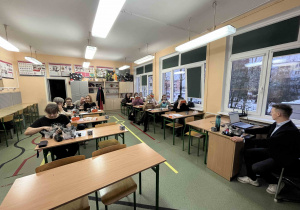 Nauczyciele uczą się posługiwać okularami VR.