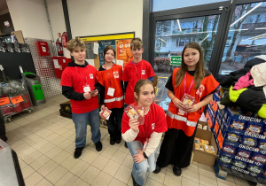 Wolontariusze z klasy 6a i 7c podczas akcji charytatywnej w Biedronce.