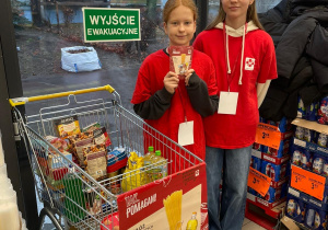 Wolontariuszki z klas siódmych podczas świątecznej akcji charytatywnej.