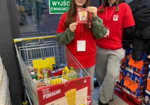 Wolontariuszki z klas siódmych podczas świątecznej akcji charytatywnej.