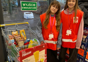 Uczennice z klasy 6a uczestniczą w zbiórce żywności Caritas.