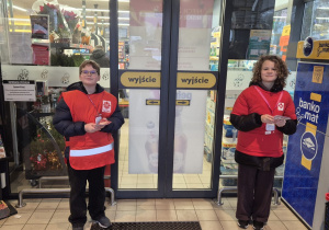 Dwoje wolontariuszy z klasy 5c podczas akcji charytatywnej Caritas.