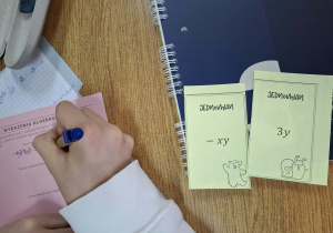 Uczniowie wykazują się wiedzą matematyczną, sprytem oraz logicznym myśleniem w celu rozwiązania zagadek matematycznych