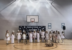 Uczniowie klasy 1b podczas prezentacji pastorałki „Od serca do ucha”