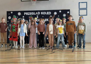 Uczniowie klasy 2a prezentują piosenkę „Mikołaj jest już z nami”