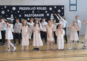 Dzieci z klasy 2c w wykonaniu pastorałki „Zaśpiewajmy kolędę Jezusowi dziś”