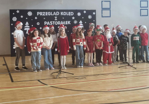 Dzieci z klasy 2e podczas śpiewania piosenki z repertuaru Kayah „Ding dong”