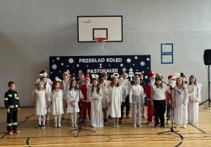 Klasa 3b śpiewa piosenkę „Nie miały aniołki choinki na święta”