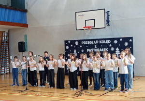 Dzieci z klasy 3c śpiewają piosenkę „Gore gwiazda Jezusowi”