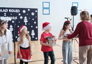 Pani dyrektor wręcz upominkowe gry przedstawicielom klas.