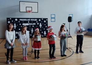 Przedstawiciele klas po odebraniu prezentów w postaci gier.