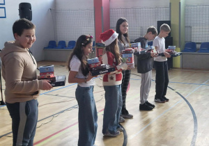 Przedstawiciele klas po odebraniu prezentów w postaci gier.