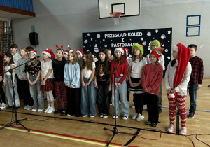 Uczniowie klasy 4a wykonują pastorałkę – „Bosy Pastuszek”.