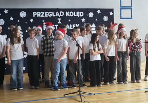 Uczniowie z klasy 5b wykonują kolędę „Gore gwiazda Jezusowi”.
