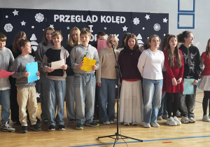 Klasa 6a wykonuje „Merry Christmas Everyone” – bożonarodzeniową piosenkę.