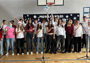 Uczniowie z klasy 8c śpiewają pastorałkę - „Świeć gwiazdeczko świeć”.