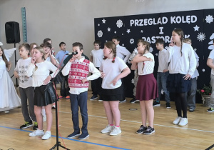Klasa 5a wykonuje pastorałkę „Od serca do ucha”