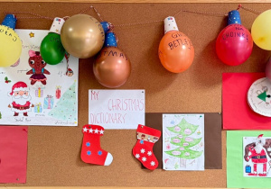 Tablica na szkolnym korytarzu z zawieszonymi pracami konkursowymi z języka angielskiego