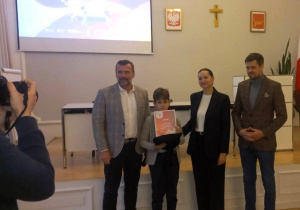 Laureat naszej szkoły – Kuba, z klasy 5c w projekcie IIT FITNESS TEST 2024 w otoczeniu organizatorów konkursu.