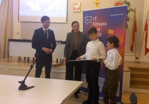 Reprezentacja naszej szkoły otrzymuje z rąk organizatorów nagrodę.