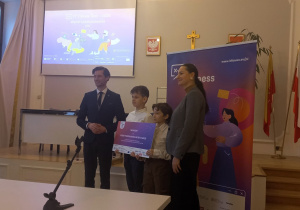 Zdjęcie grupowe nagrodzonych uczestników w projekcie IIT FITNESS TEST 2025