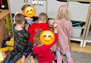 Dzieci z Domu Dziecka oglądają dary przywiezione ze Szkoły Podstawowej nr 137.