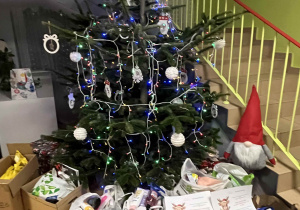 Prezenty zgromadzone pod choinką w Domu Dziecka – „Schronienie -Lniana”.