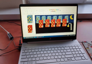 Praca uczniów klasy 3b w programie Paint - projekt osiedla bloków