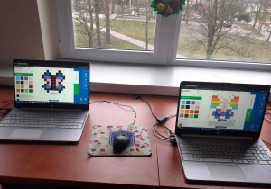 Uczniowie klasy 3b uczą się kodowania w programie – „Wirtualna mata do kodowania”.