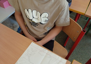 Uczeń prezentuje dyktando graficzne.