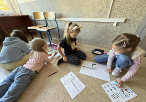 Uczniowie rysują trasę dla Ozobota.